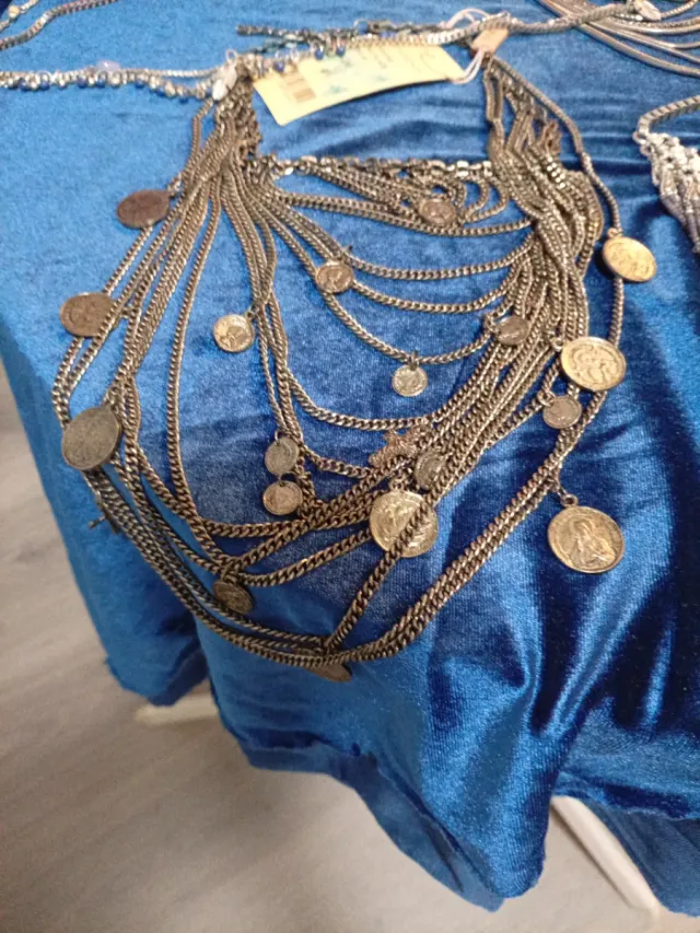 Collar multicapa con monedas