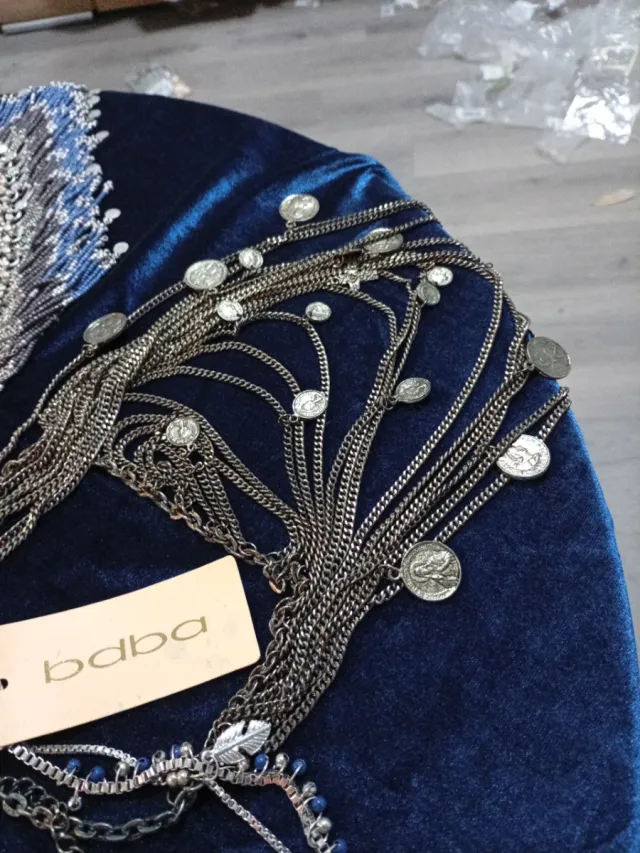 Collar multicapa con monedas