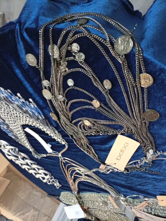 Collar multicapa con monedas