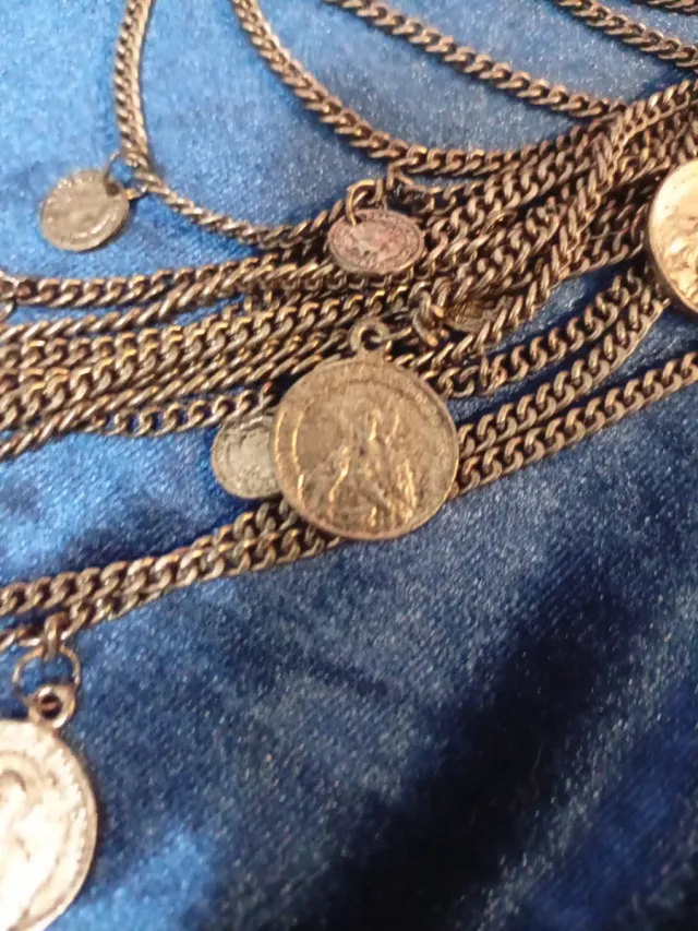 Collar multicapa con monedas