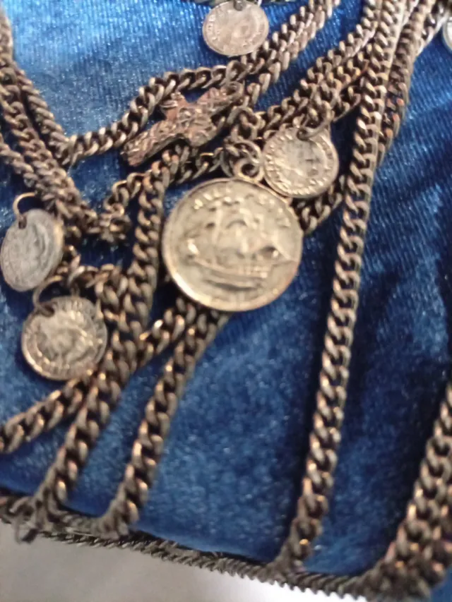 Collar multicapa con monedas