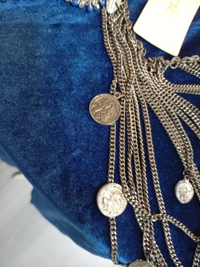 Collar multicapa con monedas