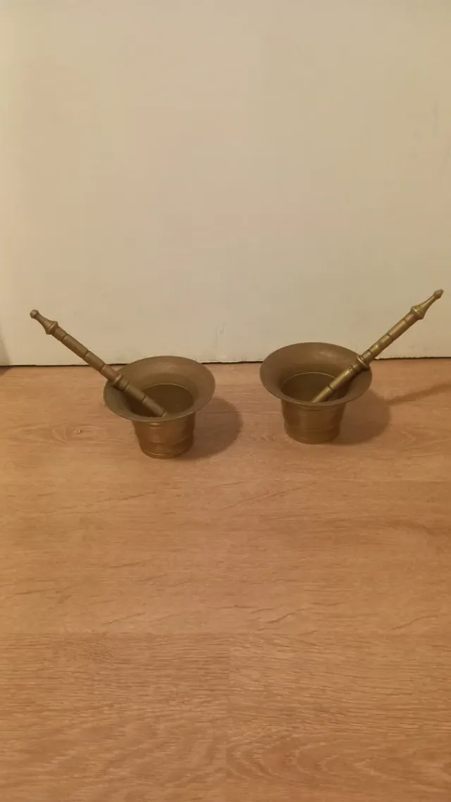 Juego de 2 morteros antiguos de latón