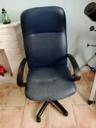 Sillón de despacho azul y negro.