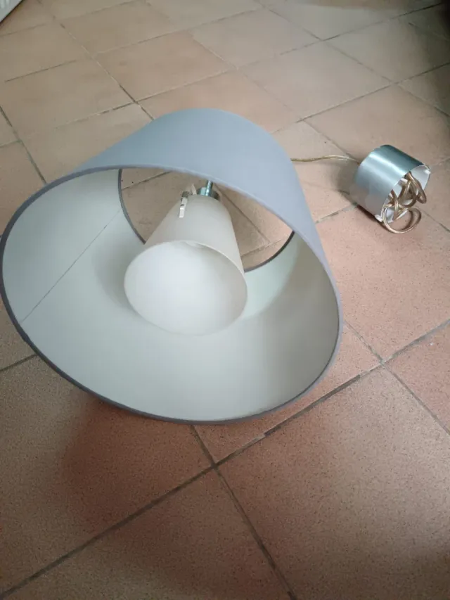 Lámpara de techo gris y blanca