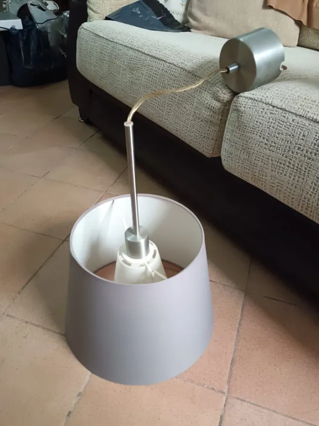 Lámpara de techo gris y blanca