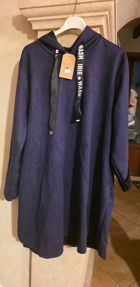 Vestido tipo ante con capucha.es idoneo xl.xxl