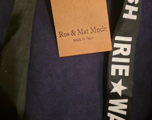 Vestido tipo ante con capucha.es idoneo xl.xxl