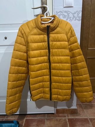 Abrigo acolchado amarillo
