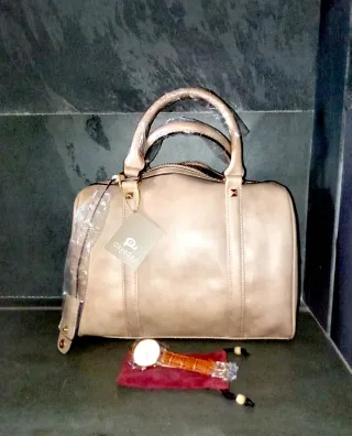 Bolso beige y reloj dorado