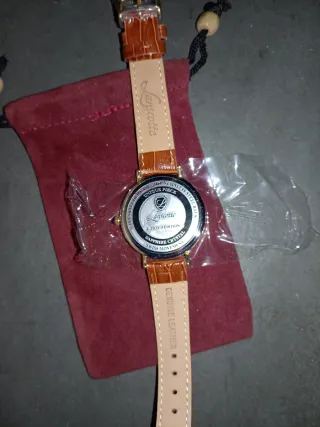 Bolso beige y reloj dorado