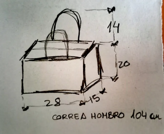 Bolso beige y reloj dorado