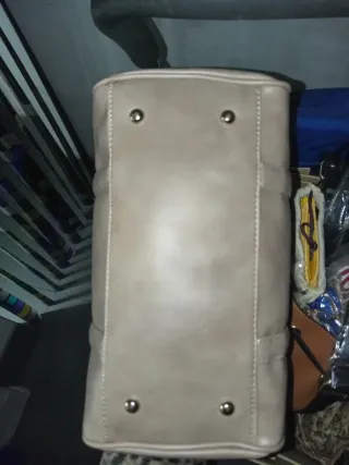 Bolso beige y reloj dorado