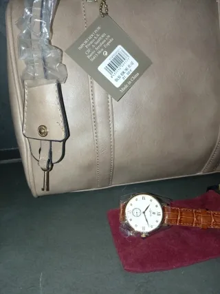 Bolso beige y reloj dorado