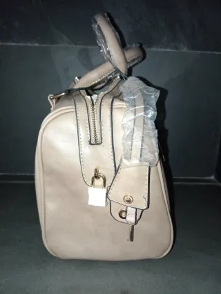 Bolso beige y reloj dorado