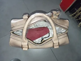 Bolso beige y reloj dorado