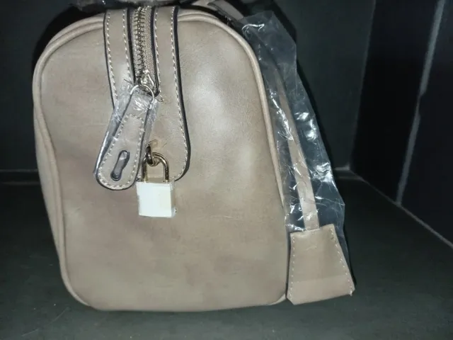 Bolso beige y reloj dorado