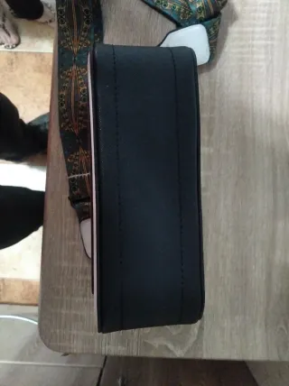 Bolso de mano blanco con tachuelas y cruz