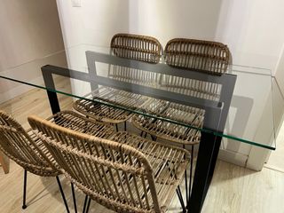 Conjunto comedor mesa cristal y 4 sillas ratán