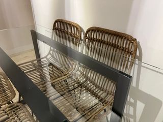 Conjunto comedor mesa cristal y 4 sillas ratán