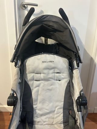 Silla de paseo Maclaren azul con funda invierno