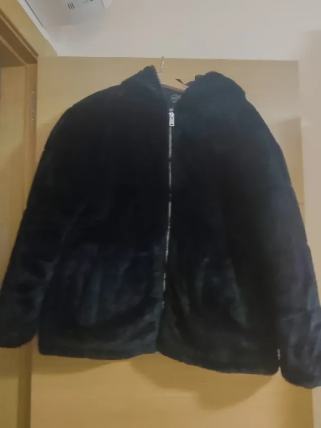 Chaquetón piel sintética negro con capucha