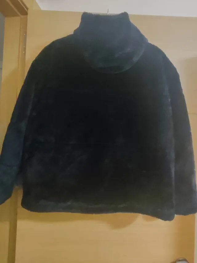 Chaquetón piel sintética negro con capucha