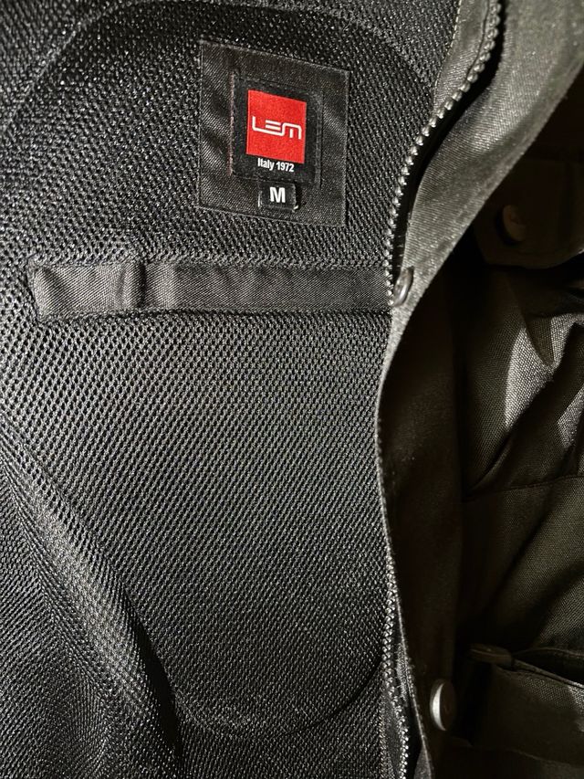 Chaqueta de moto LEM urban 2.0 negra.
