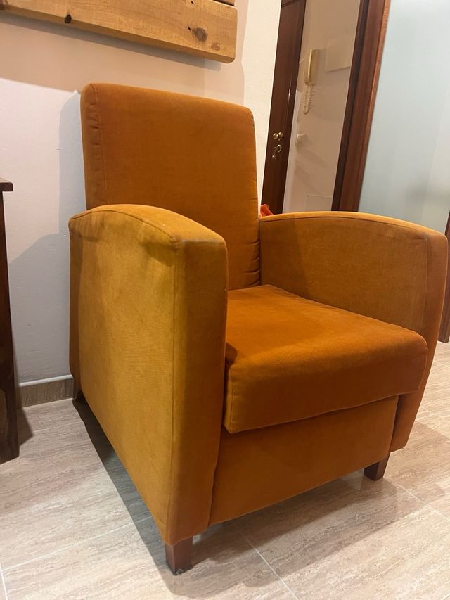 Butaca naranja de terciopelo