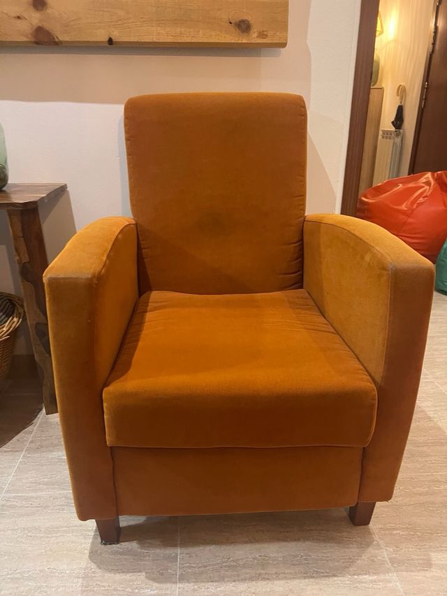 Butaca naranja de terciopelo