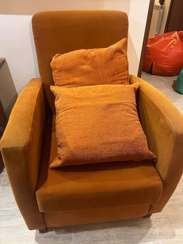 Butaca naranja de terciopelo