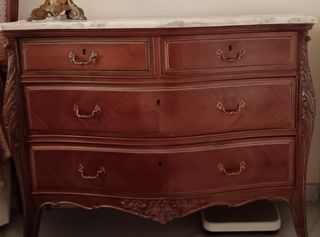 Cómoda panzuda de madera y mármol