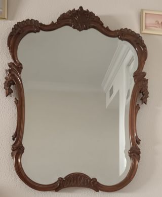 Cómoda panzuda de madera y mármol