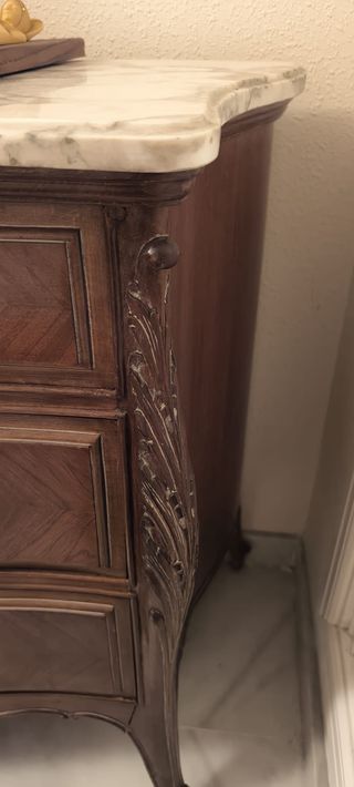 Cómoda panzuda de madera y mármol