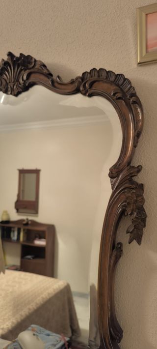 Cómoda panzuda de madera y mármol