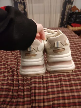 Deportivas Beige y Blancas