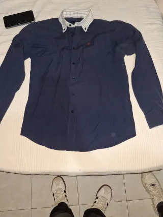 Camisa azul y blanca