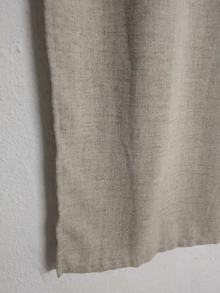 Cortinas beige de tela para ventana y barras