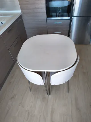 Mesa compacta y 4 sillas