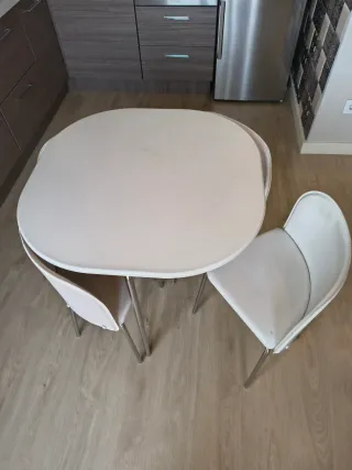 Mesa compacta y 4 sillas