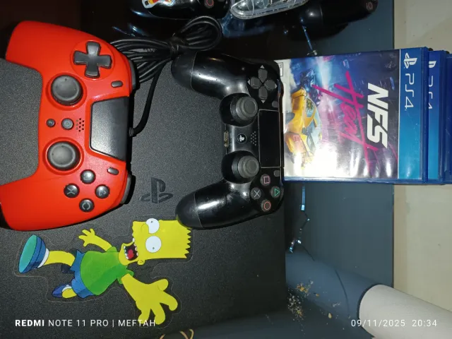 PS4 (PlayStation 4) con mandos