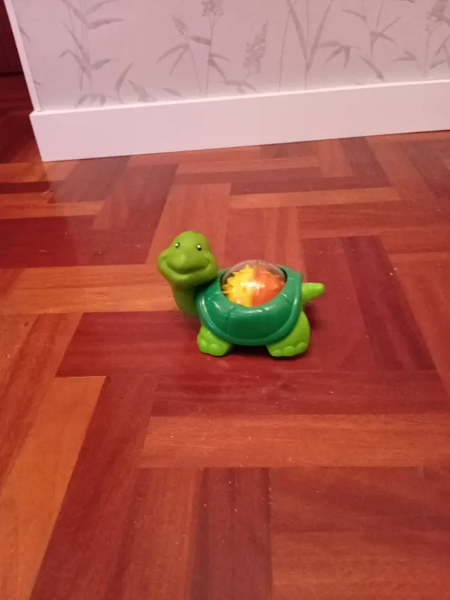 Tortuga de juguete con engranajes