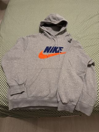 Sudadera Nike Gris con Logo Naranja