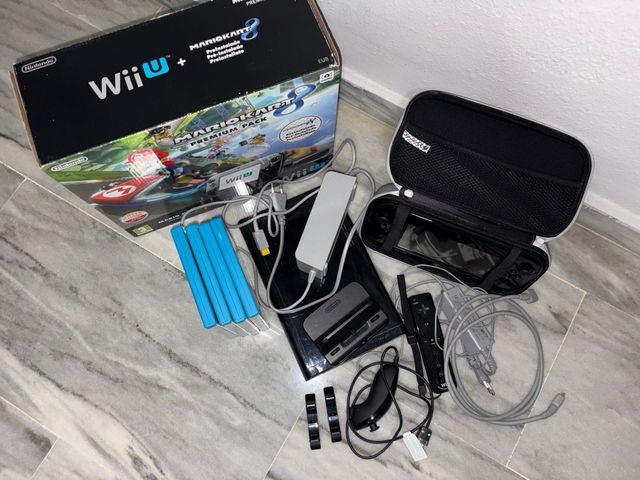 Nintendo Wii U+Mario Kart 8+4 Juegos+Accesorios