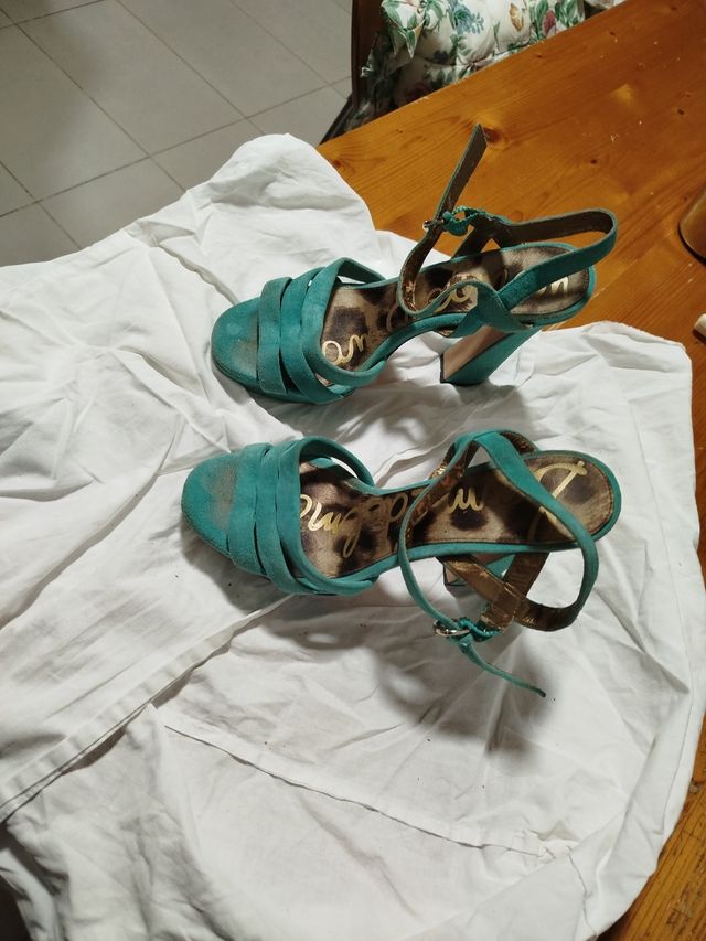 Elegantes sandalias de tacón verde azulado
