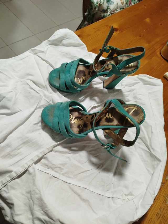 Elegantes sandalias de tacón verde azulado