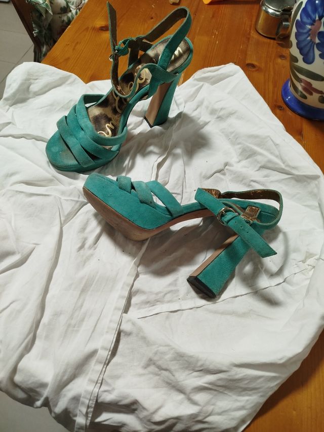 Elegantes sandalias de tacón verde azulado