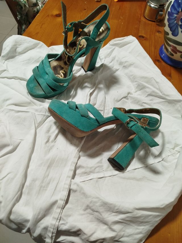 Elegantes sandalias de tacón verde azulado