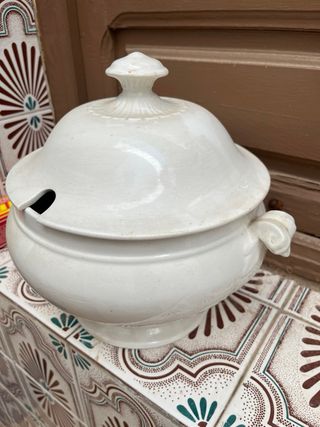 Sopera antigua de cerámica de La Cartuja