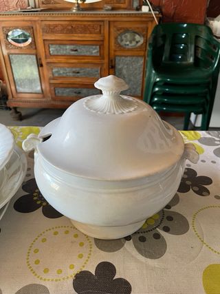 Sopera antigua de cerámica de La Cartuja